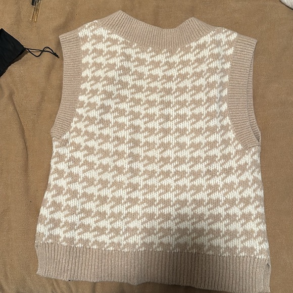 Abercrombie and Fitch white and tan vest - Picture 3 of 4